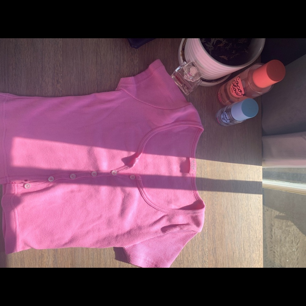 Brandy Melville pink button up Zelly top💖
